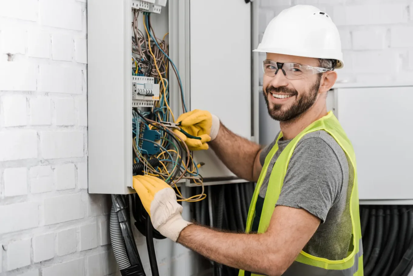 Électricien Mon Élec raccordant les circuits de chauffage d'un tableau à Saint-Ouen