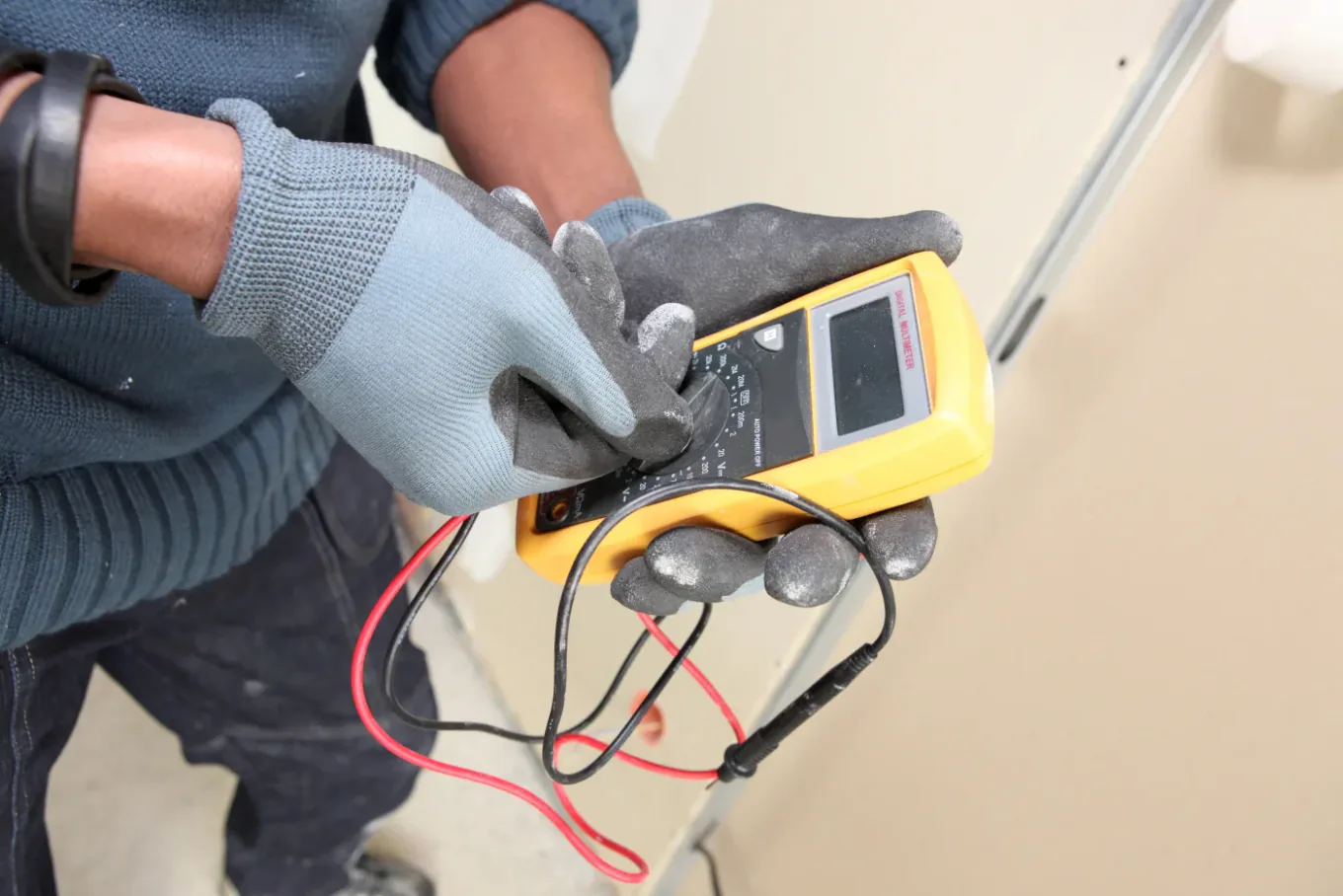 Contrôle au multimètre d'un circuit de chauffage électrique en Seine-Saint-Denis